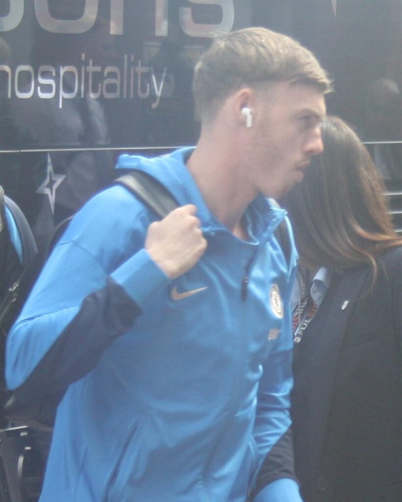 Cole Palmer arriving with the Chelsea team at Craven Cottage in April 2025