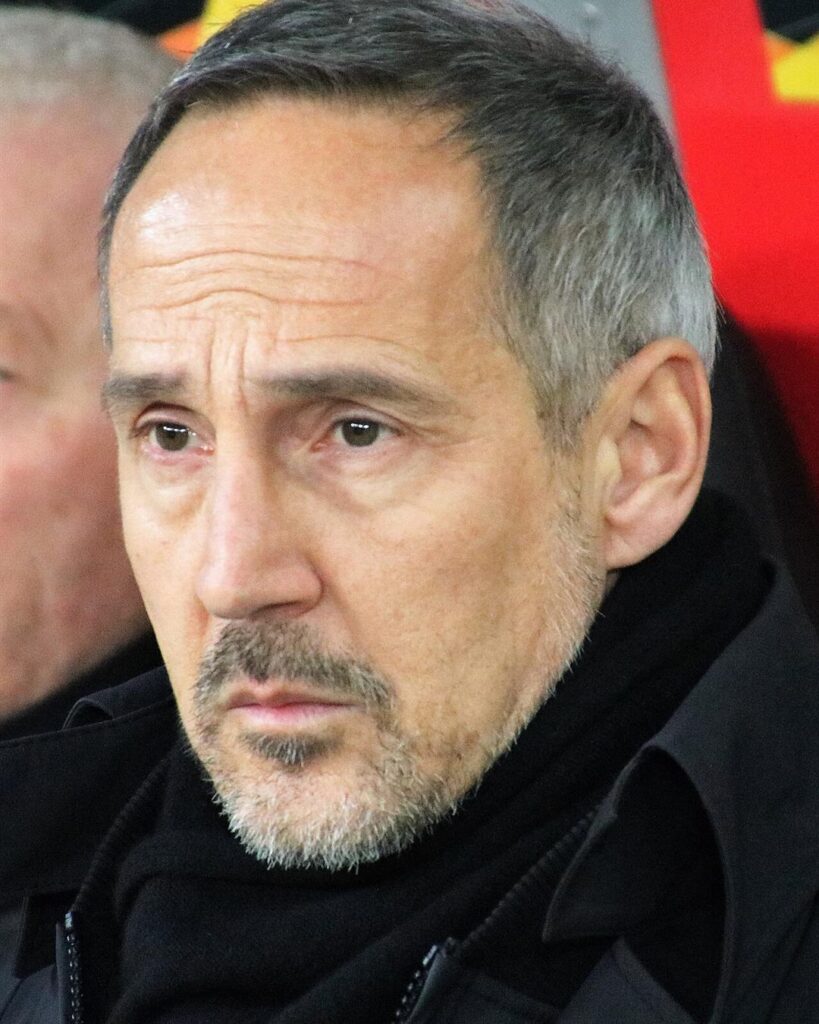 Adi Hütter on the Eintracht Frankfurt bench in a dark coat, close-up